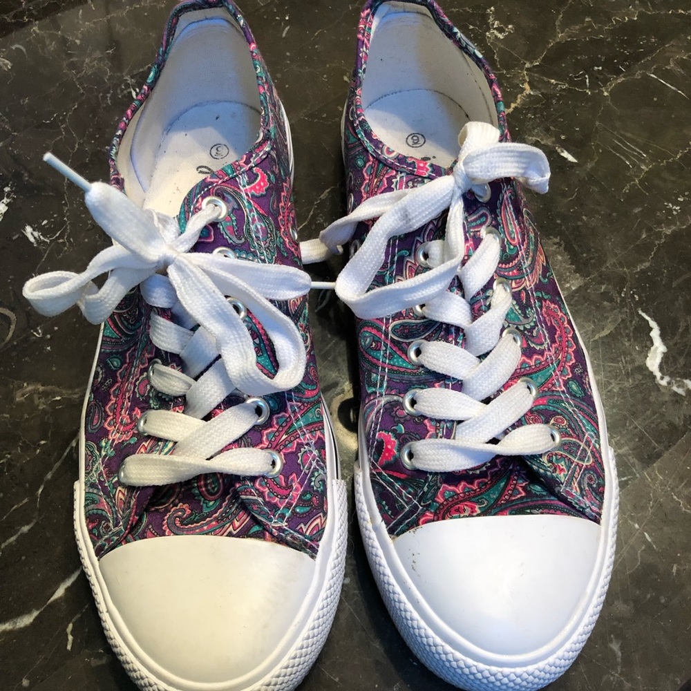 Just be Canvas Paisley Print Tennis Shoes. Sz 9